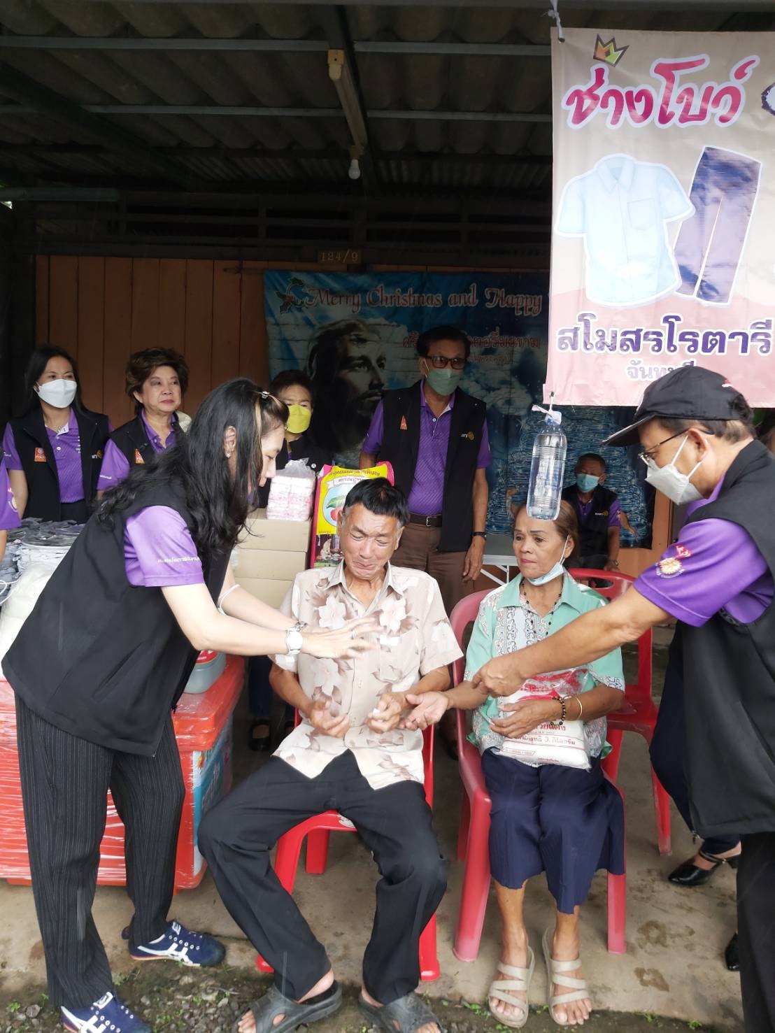 สโมสรโรตารีจันทบุรีมอบวัสดุอุปกรณ์ทำขนมจีนและจักรเย็บผ้าแก่ครอบครัวผู้พิการให้สามารถประกอบอาชีพได้