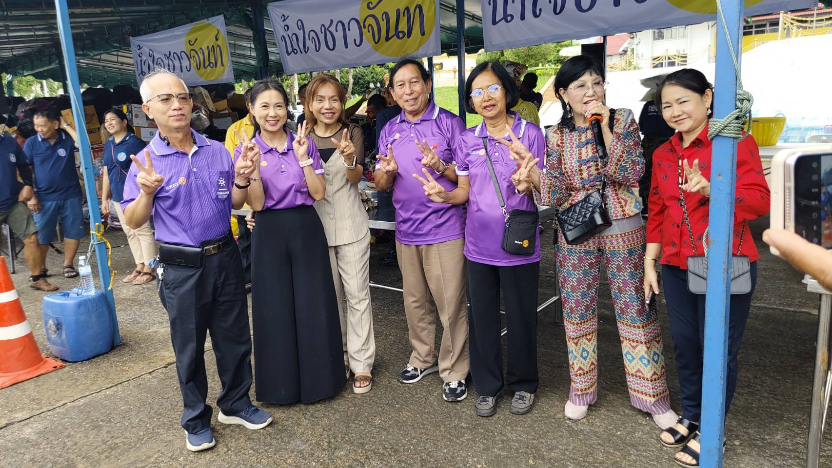 สโมสรโรตารีจันทบุรี บริจาคเงิน พร้อมช่วยแพ็คของไปส่ง ช่วยเหลือผู้ประสบภัยน้ำท่วมที่เชียงราย