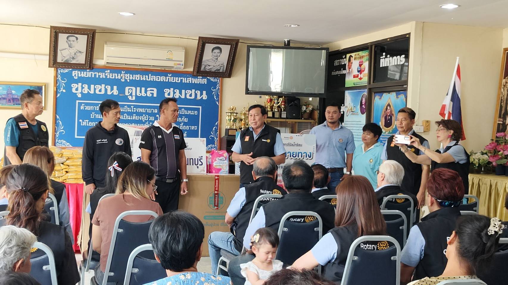 สโมสรดรตารีจันทบุรี มอบวีลแชร์ ที่นอนลมจำนวน 2ชุด และข้าวสาร ให้ผู้พิการ