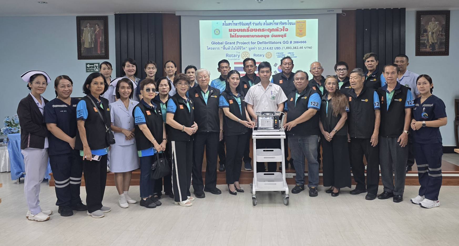 สโมสรโรตารีจันทบุรีมอบเครื่องกระตุกหัวใจไฟฟ้าให้โรงพยาบาลขลุงจันทบุรี