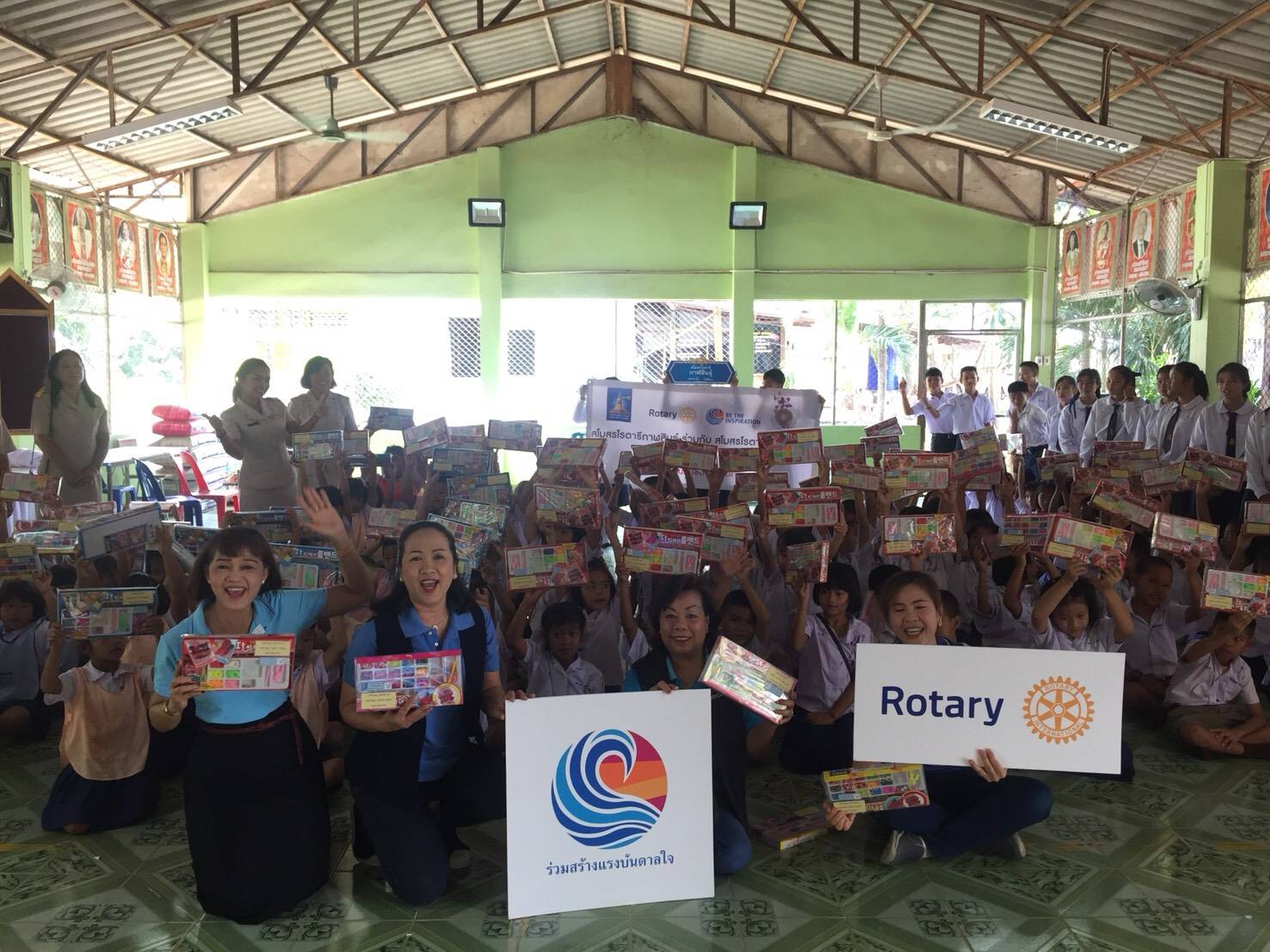 สโมสรโรตารีกาฬสินธุ์ มอบขวดน้ำกันUV ให้รร.ในจ.กาฬสินธุ์
