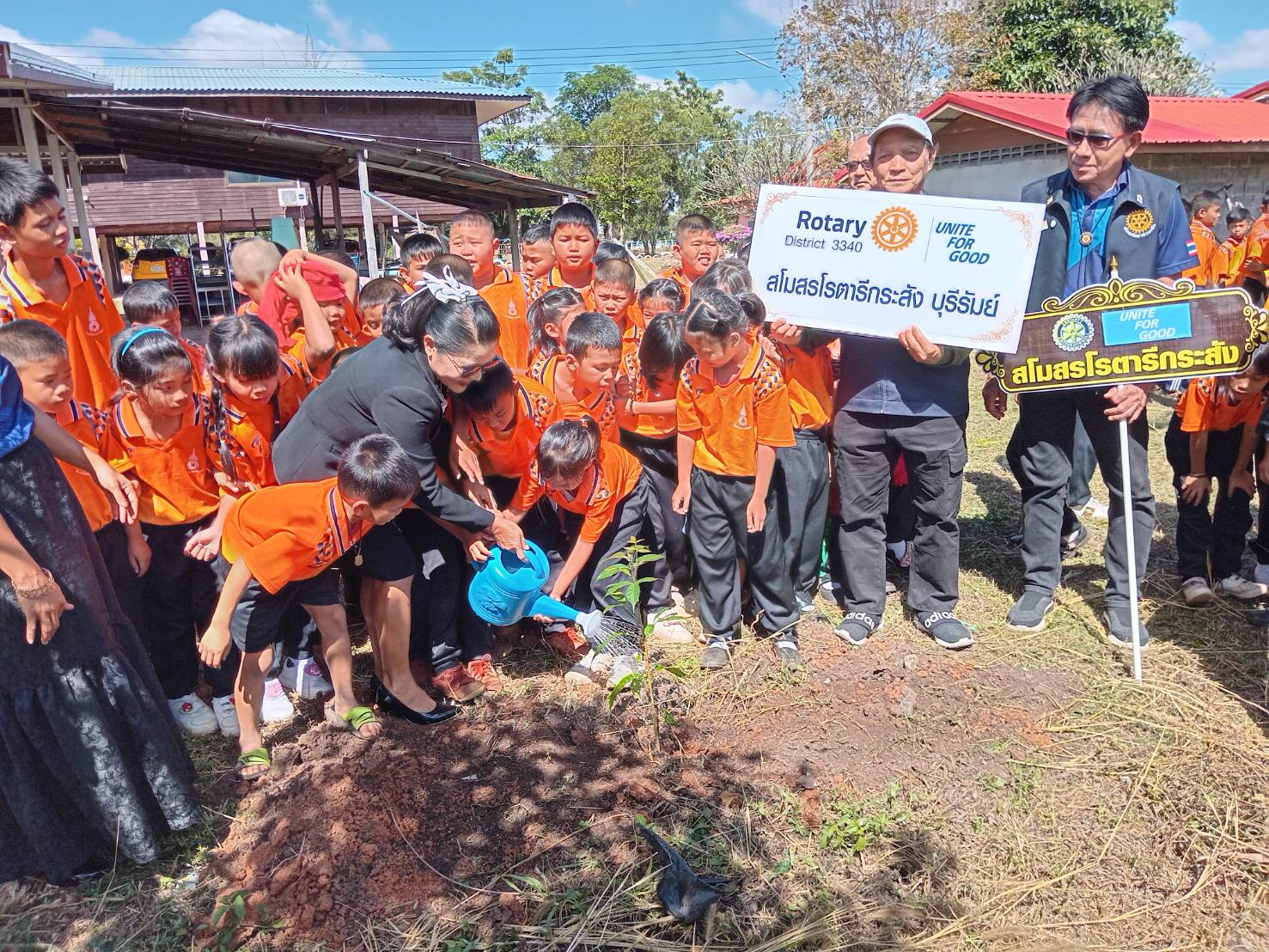 สโมสรโรตารีกระสังบุรีรัมย์ ร่วมโครงการมอบถุงเท้า แมส อุปกรณ์การเรียน เลี้ยงอาหารเสริมนักเรียน