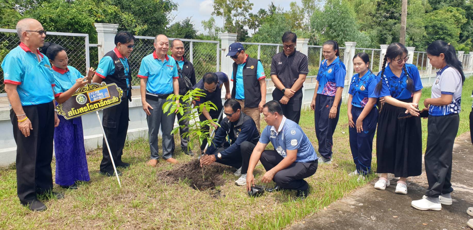 สโมสรโรตารีกระสังบุรีรัมย์ จัดกิจกรรมเลี้ยงอาหารเด็กนักเรียนและมอบทุนการศึกษาพร้อมปลูกต้นไม้เป็นที่ระลึก
