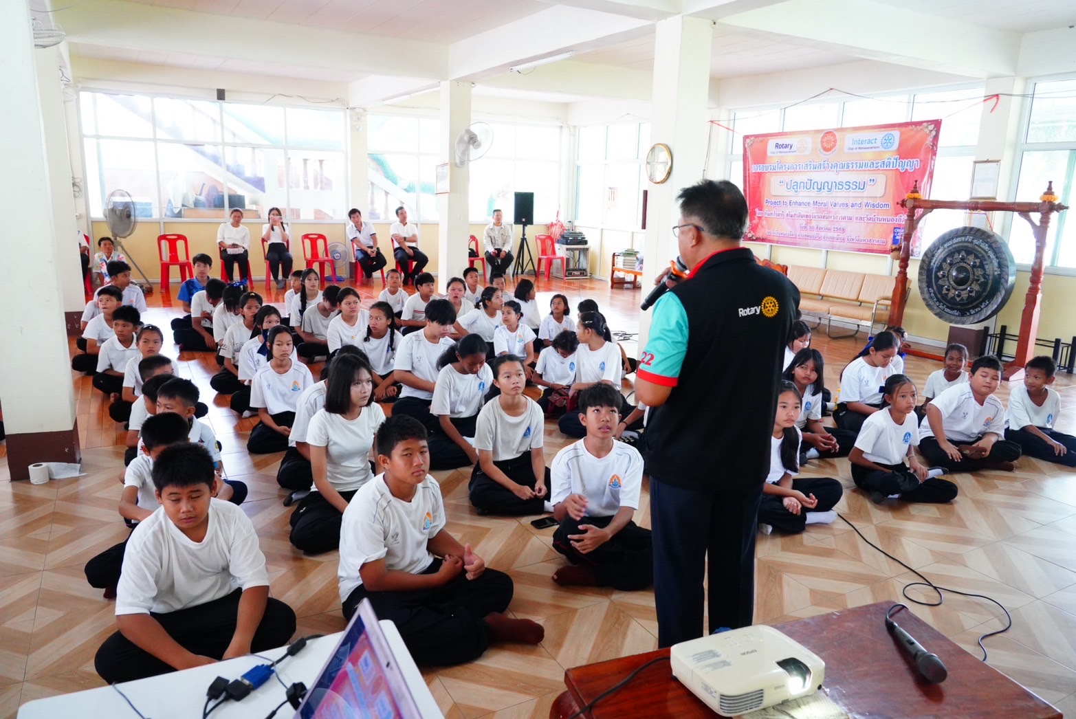 สโมสรโรตารีมหาสารคาม จัดกิจกรรม “ปลูกปัญญาธรรม”ให้ความรู้เกี่ยวกับการเพิ่มพลังให้จิตใจมีพลัง ปฏิบัติจริงการทำสมาธิอย่างง่าย