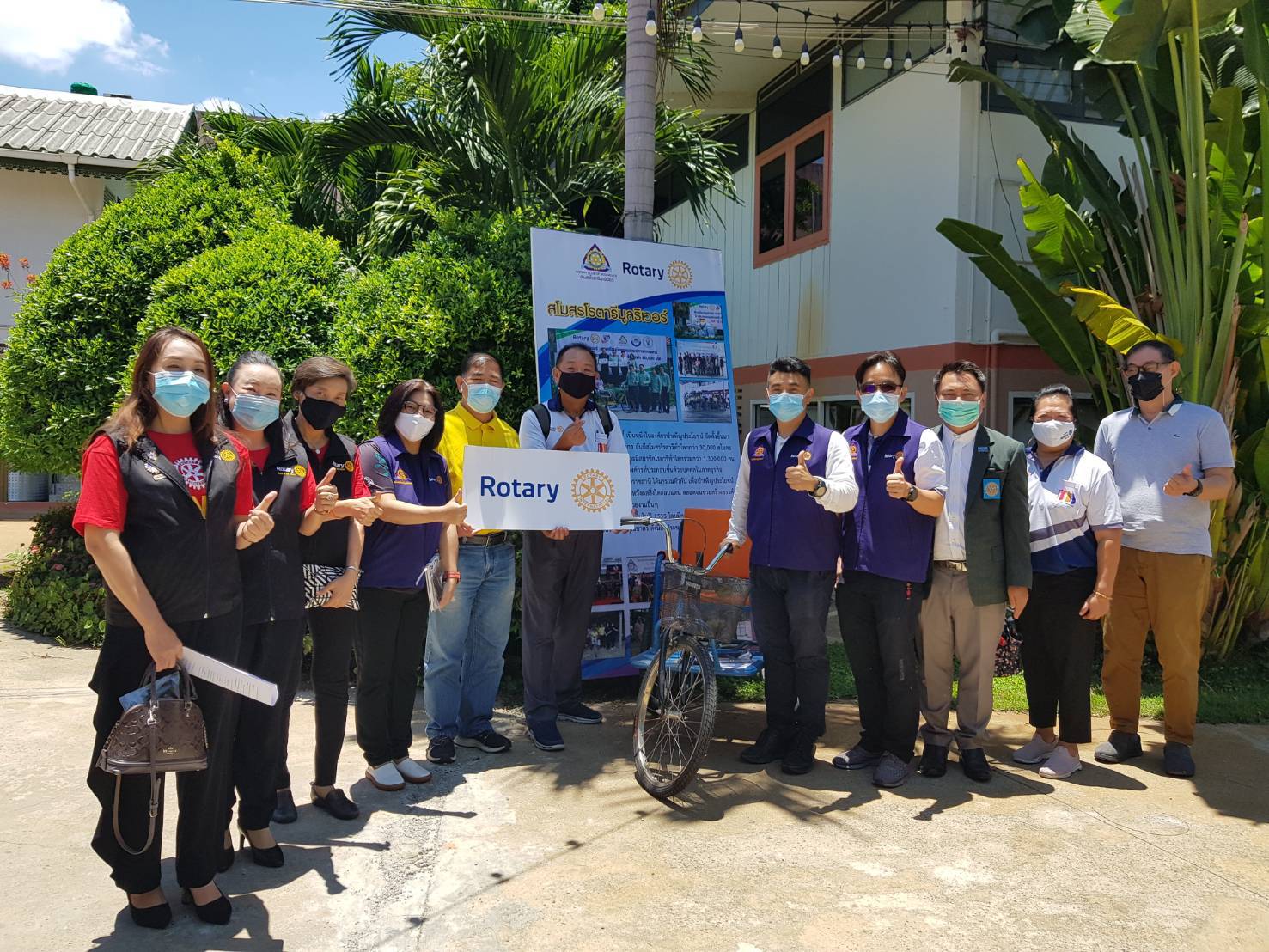 สโมสรโรตารีมูลริเวอร์มอบรถสามล้อโยกให้แก่ผู้พิการ