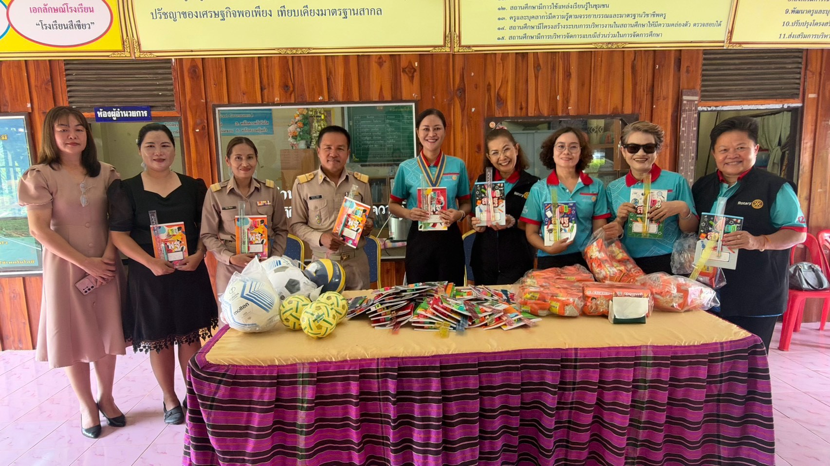 สโมสรโรตารีน้ำพองมอบอุปกรณ์กีฬาให้กับเด็กนักเรียน เพื่อปลูกฝังความสามารถด้านกีฬา