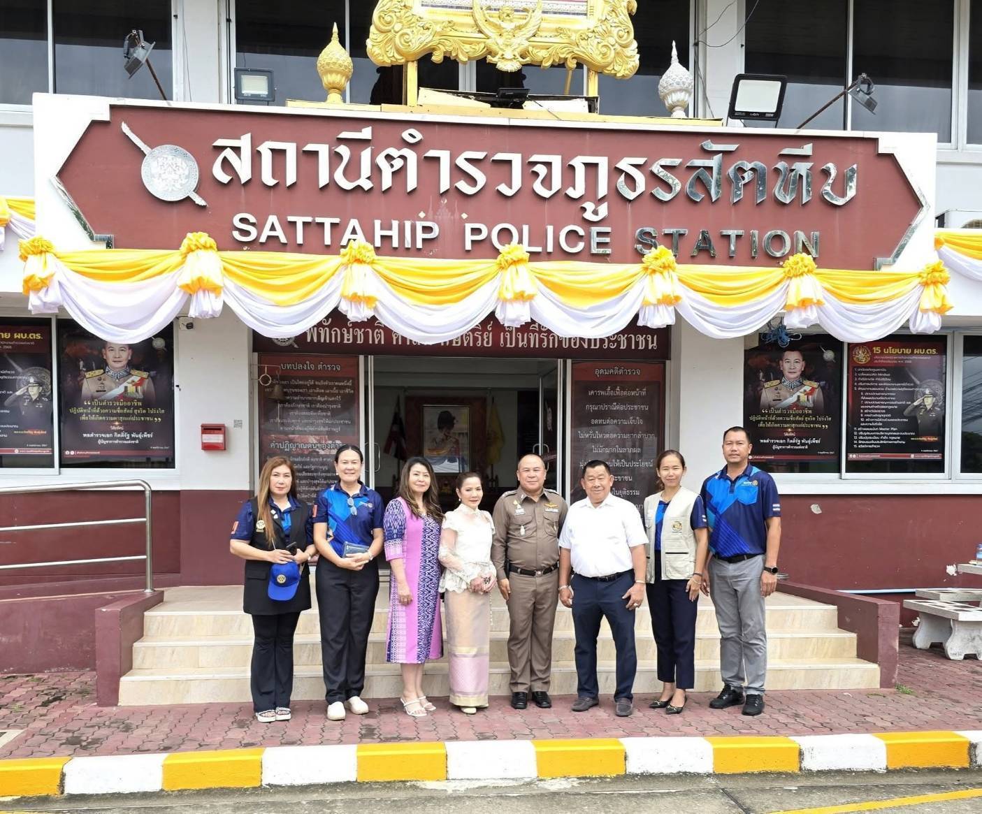 สโมสรโรตารีพลูตาหลวง สโมสรโรตารีอู่ตะเภาอินเตอร์เนชั่นแนล สโมสรโรตารีสัตหีบ ภาค 3340ทำบุญออกบูธแจกอาหาร และ มอบเงินเพื่อสมทบทุนในการปรับปรุงและพัฒนาสถานีตำรวจภูธรสัตหีบเพื่อให้บริการแก่ประชาชน