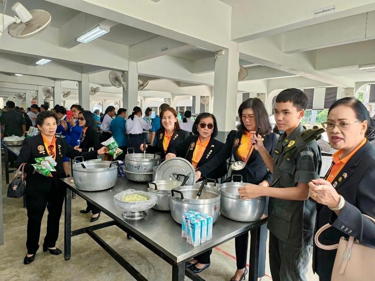 สโมสรโรตารีร้อยเอ็ดร่วมเลี้ยงอาหารกลางวัน ณ.โรงเรียนศึกษาสงเคราะห์ธวัชบุรีกับสมาคมสภาสังคมสงเคราะห์ฯ