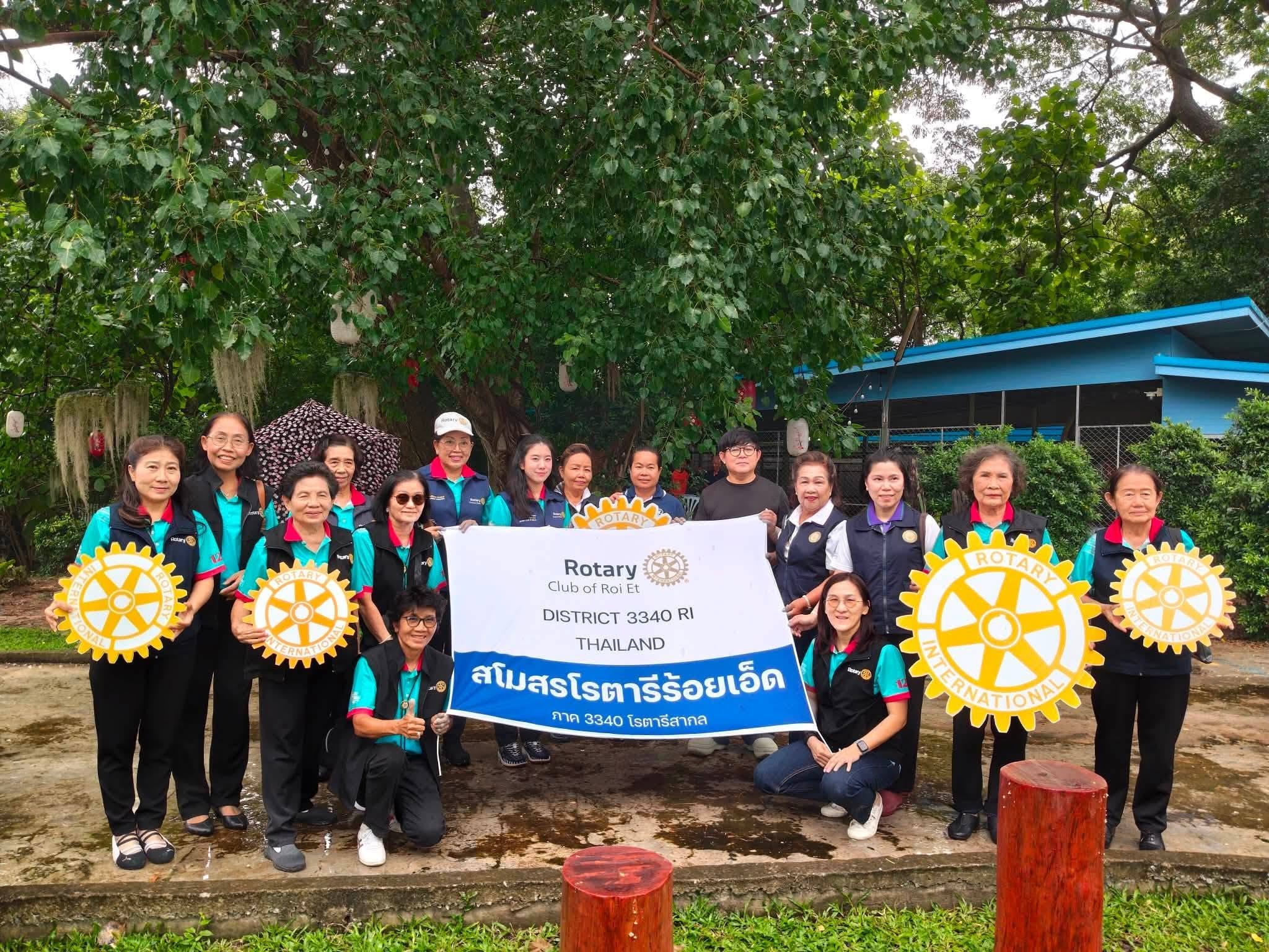สโมสรโรตารีร้อยเอ็ดมอบสุกรให้กับครอบครัวของเยาวชนหลังได้รับการปล่อยตัว จากสถานพินิจและคุ้มครองเด็กและเยาวชนจังหวัดร้อยเอ็ด