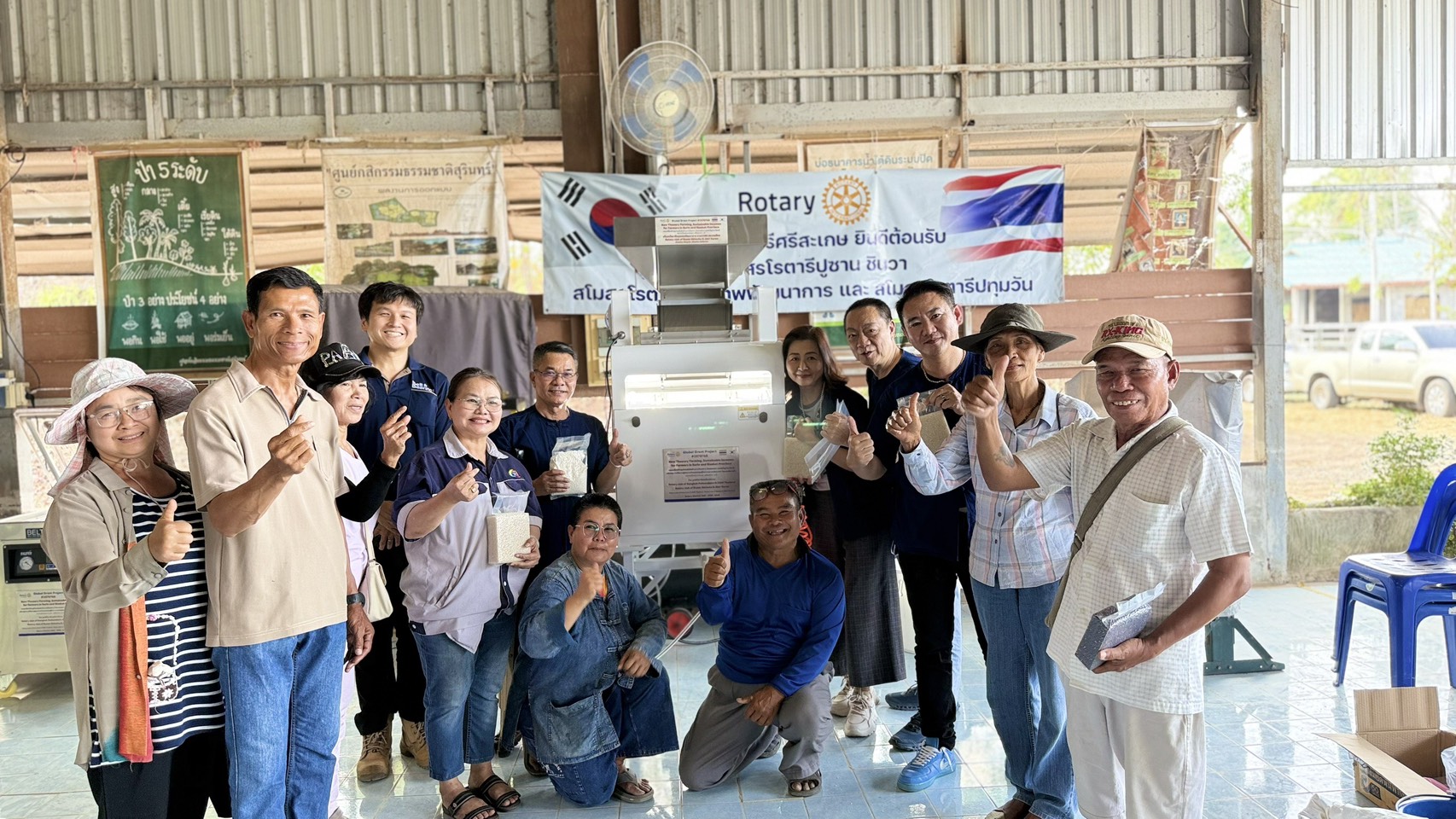 สโมสรโรตารีศรีสะเกษส่งมอบโครงการเครื่องคัดแยกข้าวเพื่อพัฒนาอาชีพเกษตรกรอย่างยั่งยืน