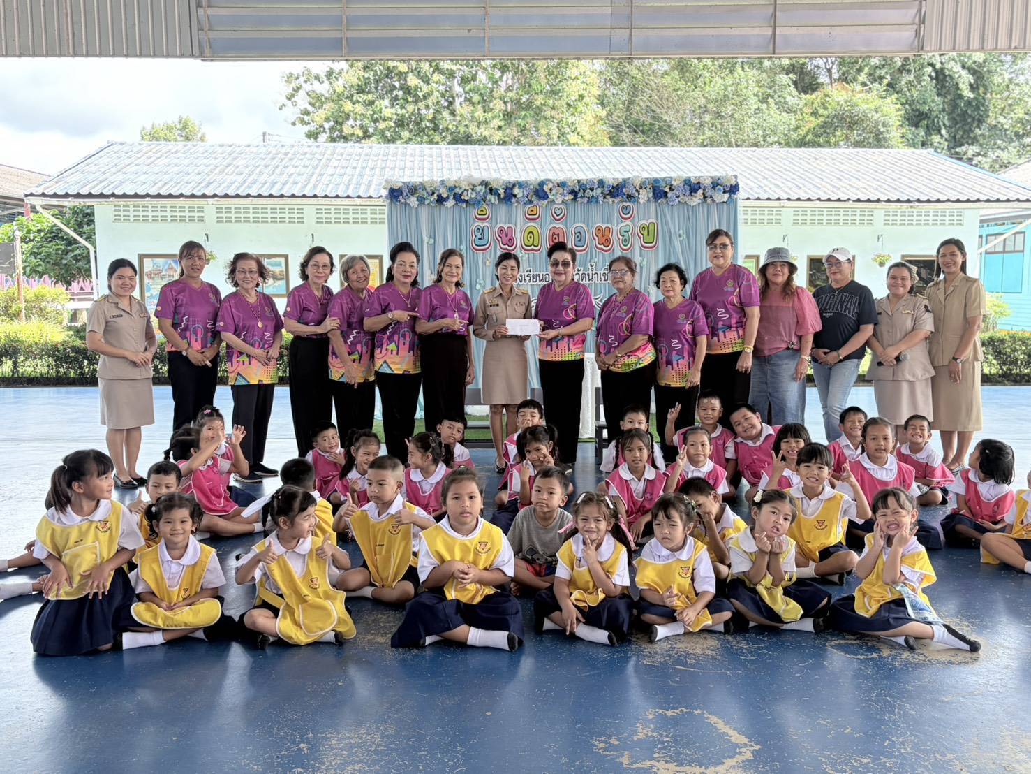 สโมสรโรตารีท่าเรือตราดเลี้ยงอาหารกลางวันนักเรียนโรงเรียนอนุบาลวัดน้ำเชี่ยว