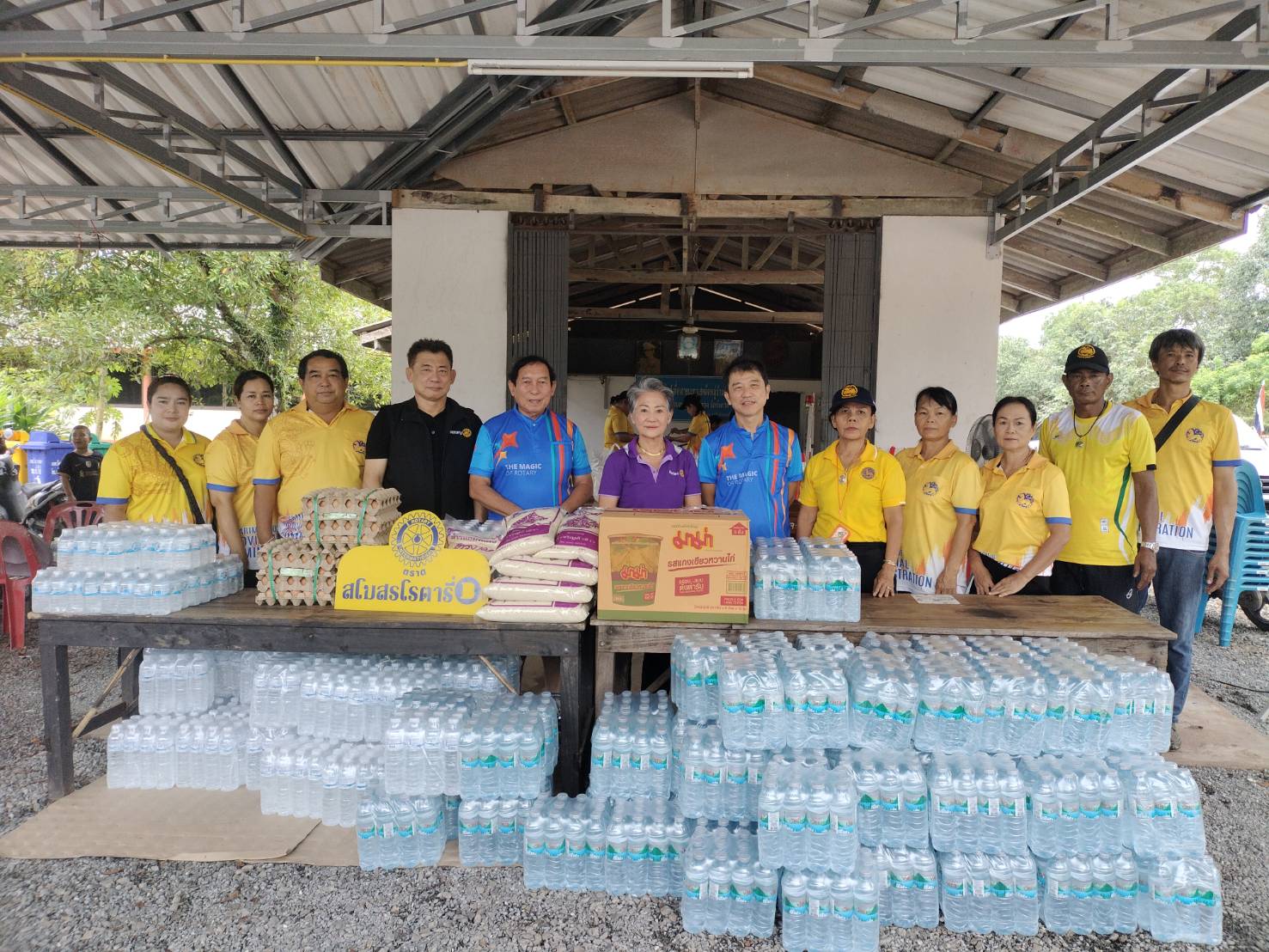สโมสรโรตารีตราดนำข้าวสารช่วยเหลือผู้ประสบภัยน้ำท่วม