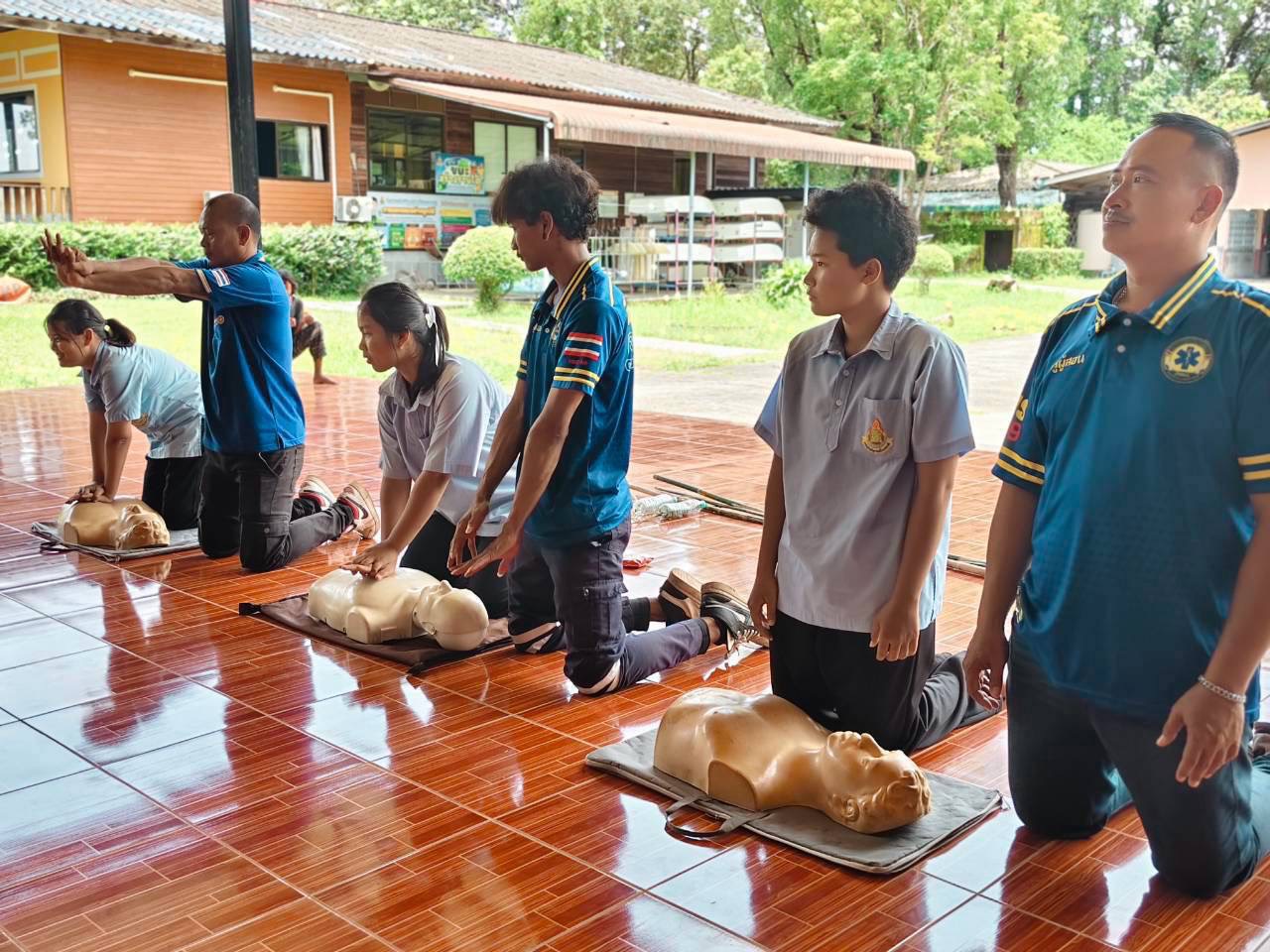 สโมสรโรตารีตราดฝึกอบรมเรื่องการป้องกันการจมน้ำและ CPRให้แก่ นักเรียน