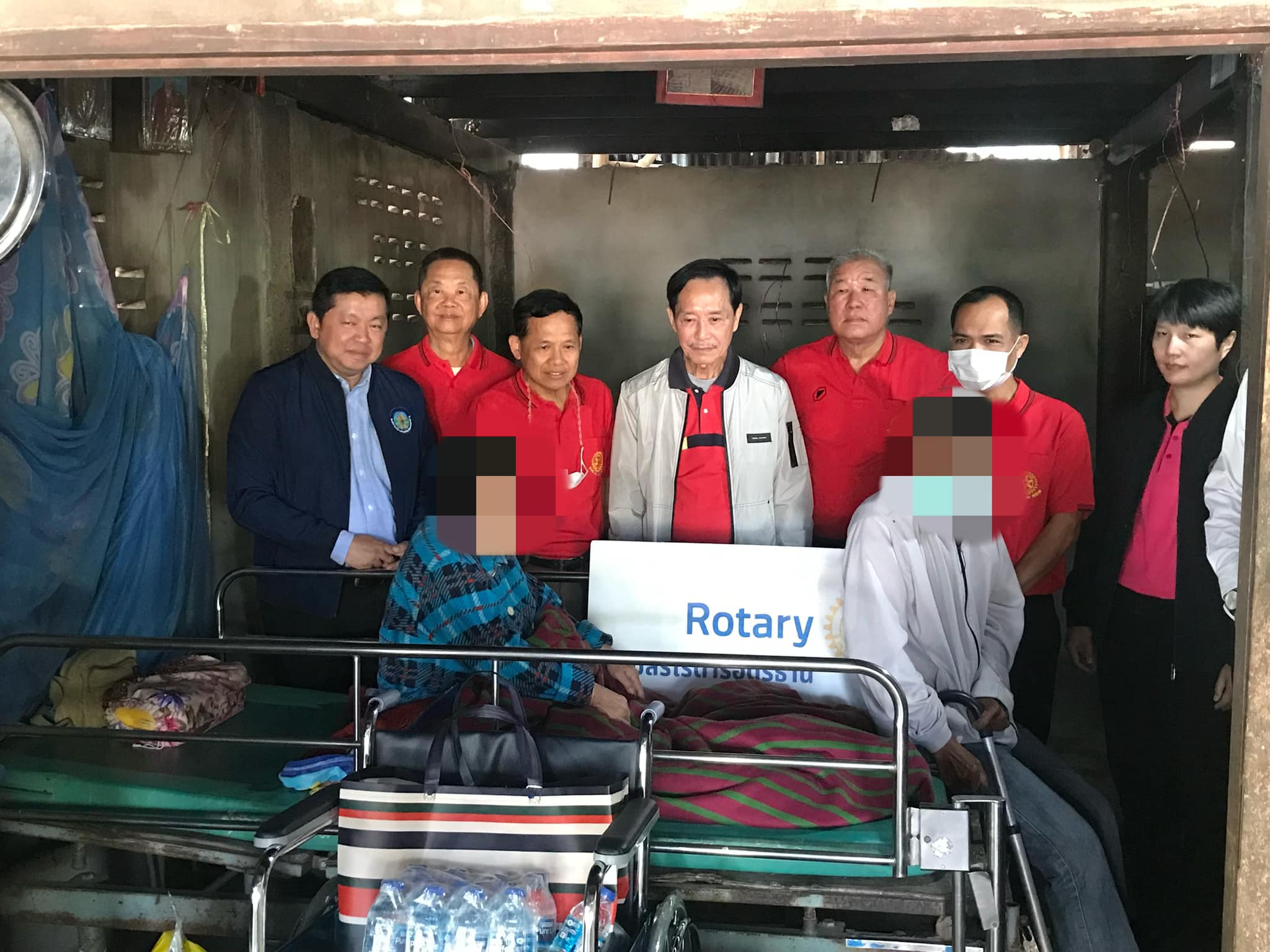 สโมสรโรตารีอุดรธานี มอบรถเข็นวีลแชร์ พร้อมกับ ถุงยังชีพ และให้กำลังใจ แก่กับผู้ยากไร้